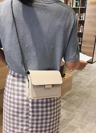 Дефект! женская классическая сумка кросс-боди на цепочке белая молочная4 фото