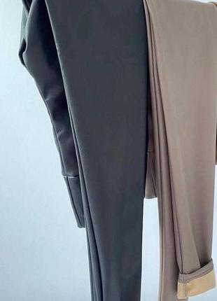 Кожаные лосины на меху облегающие брюки на высокой посадке теплые леггинсы из искусственной эко кожи лосины стильные базовые черные бежевые5 фото