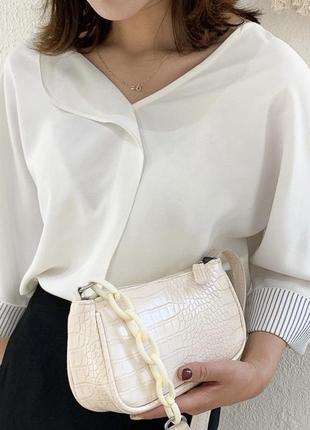 Дефект! женская классическая маленькая сумка багет на цепочке ремешке рептилия молочная белая бежевая8 фото