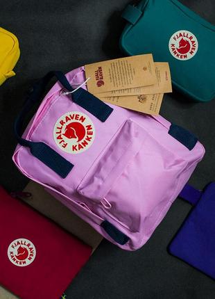 Маленький однотонний рюкзак kånken mini рожевого кольору із синіми ручками розмір 27*21*10 (7l)