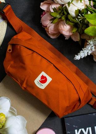 Сумка на пояс містка fjällräven kånken рудого кольору розмір 14*27 (2l)