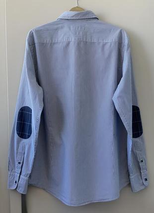 Голубая рубашка в мелкую полоску с накладками на локтях4 фото