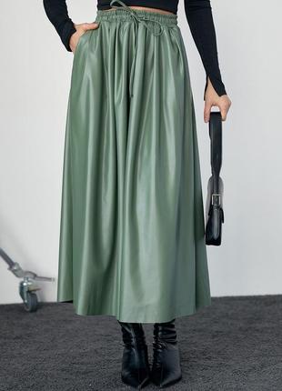 Утепленная юбка фасона полусолнце из эко кожи меди хаки