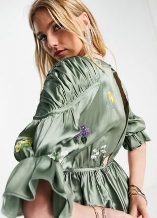 Атласное платье с вышивкой4 фото