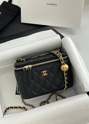 Женская черная кожаная сумка chanel vanity case с золотой цепочкой и логотипом стеганая мини-сумка ш2 фото