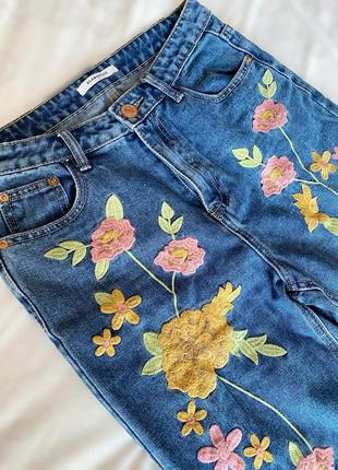 Синие джинсы тонкие с вышивкой цветами