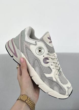 Чудові жіночі кросівки adidas classics trainers beige purple сірі з бежевим