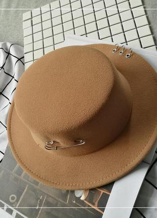 Шляпа женская фетровая канотье с декором бежевая1 фото