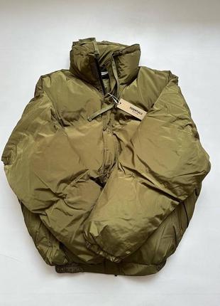 Пуховик essentials fear of god puffer jacket green