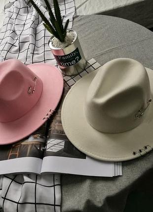 Шляпа фетровая федора с устойчивыми полями и декором розовая2 фото