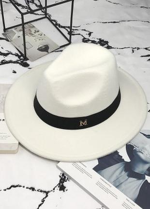 Женская фетровая шляпа федора с устойчивыми полями и лентой белая1 фото