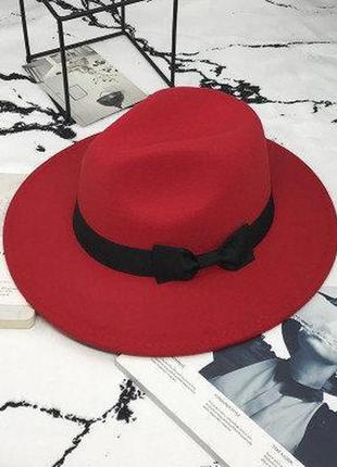 Жіночий фетровий капелюх федора зі стійкими крисами та бантиком червоний