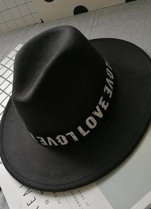 Жіночий фетровий капелюх федора зі стійкими крисами та стрічкою love чорний