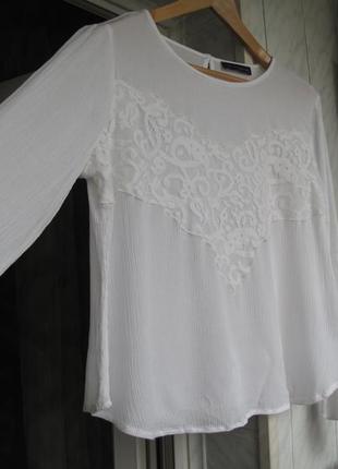 Нежная белоснежная блуза из жатой ткани с кружевной отделкой4 фото