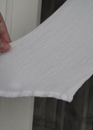 Нежная белоснежная блуза из жатой ткани с кружевной отделкой8 фото