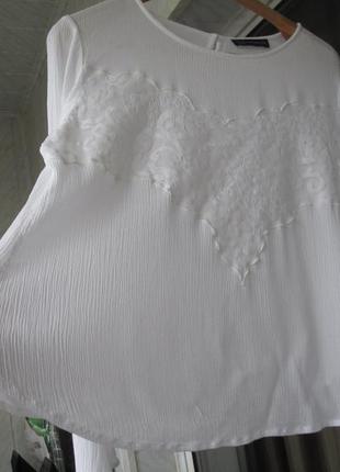 Нежная белоснежная блуза из жатой ткани с кружевной отделкой5 фото