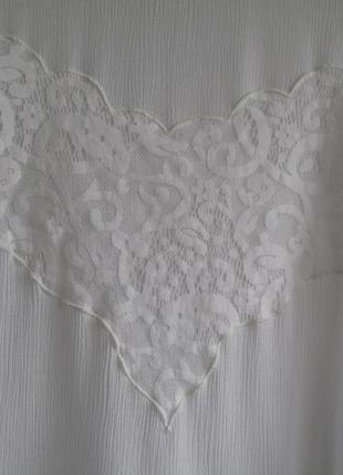 Нежная белоснежная блуза из жатой ткани с кружевной отделкой6 фото