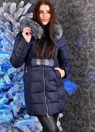 Зимняя женская куртка  с капюшоном и с мехом длинная теплая удлиненная зимняя курточка женская синяя с поясом1 фото