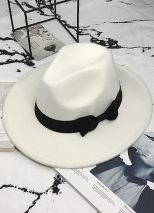 Жіночий фетровий капелюх федора зі стійкими крисами та бантиком білий1 фото