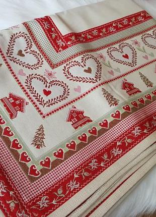 Роскошная новая гобеленовая скатерть.