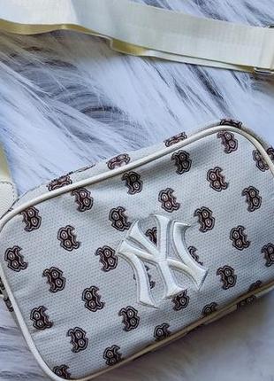 Бежева сумочка жіноча