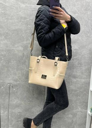 Велика жіноча сумка, вміщає а4, з крокодиловим принтом, світло-коричнева, з плечовим ременем в комплекті5 фото