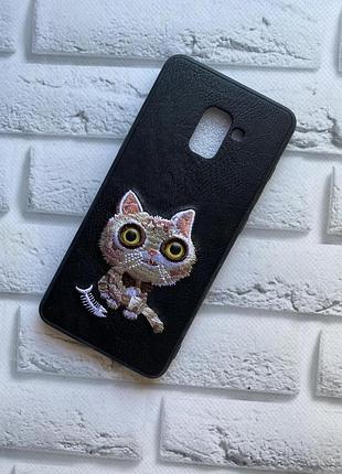 Силіконовий чохол із тканинною вишивкою для samsung galaxy a8 plus 2018 a730 кіт і рибка