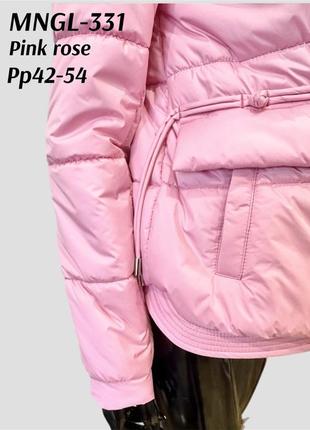 Женская яркая розовая утепленная демисезонная куртка с капюшоном3 фото