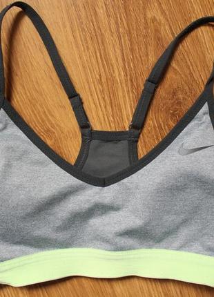 Привлекательная дорогая модель спортивного фитнес топика бра nike pro indy bra dark grey3 фото