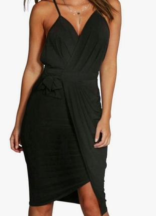 Обтягуючі міді-плаття з запахом і розрізом збоку