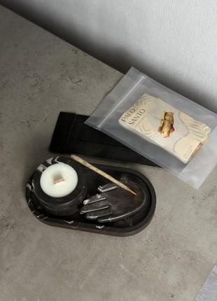 Подарунковий набір зі соєвою свічкою в гіпсовому кашпо і підставками для аромапаличок і пало санто в техніці marble