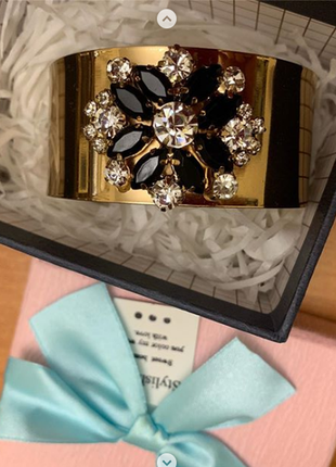 Браслет золотой круглый массивный декорированный цветком из страз