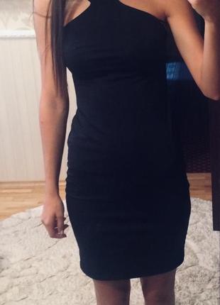 Чёрное платье футляр миди с открытыми плечами