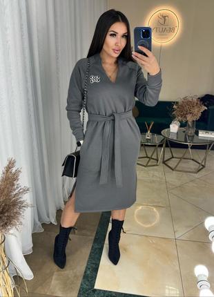 Платье миди теплое прямое под поясок воротник стойка с вырезом рукав длинный карманы разрезы ткань трехнить на флисе
