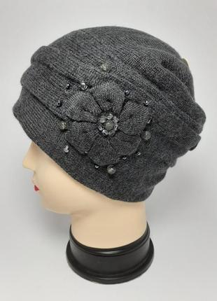 Зимняя теплая женская серая шапка