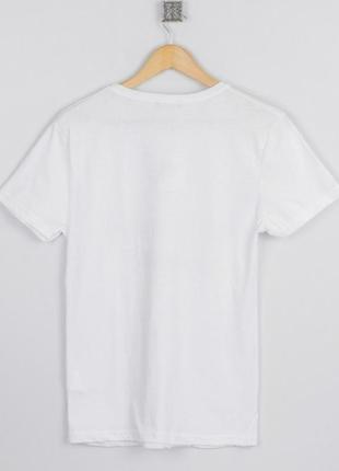 Стильна біла чоловіча футболка з написом4 фото
