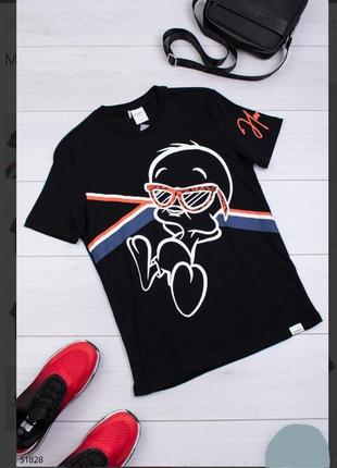 Стильная черная мужская футболка с рисунком принтом