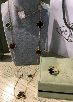 Набор vancleef/ ванклиф в позолоте: подвеска с разноцветными кулонами и  кольцо с черным клевером