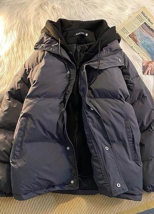 Стильний пуховик зі вшитим капюшоном