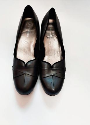 Новые женские туфли черного цвета на небольшом каблуке от бренда pavers.2 фото