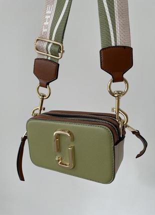 Модная зеленая брендированная сумочка от marc jacobs