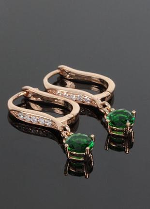Женские серьги из красного золота с зелеными фианитами