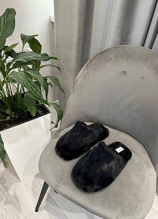 Чорні пухнасті домашні капці з закритим носком