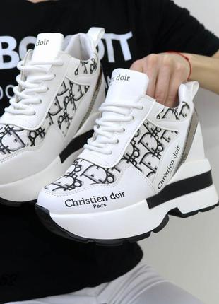 Сникерсы, кроссовки