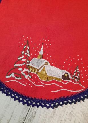 Винтажная красивая новогодняя салфетка с вышивкой гладью и обвязкой крючком2 фото