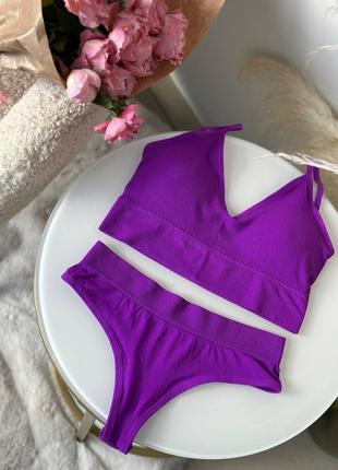 Фіолетовий базовий комплект білизни з чашками в бюсті та трусиками стрінги
