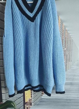 Стильный вязаный свитер