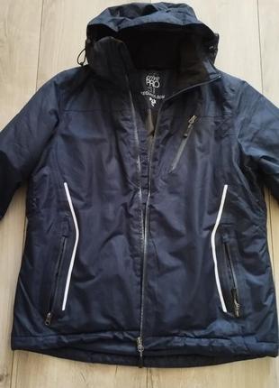 Спортивная горнолыжная куртка.
