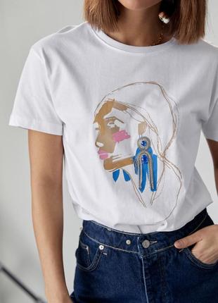 Жіноча футболка прикрашена принтом дівчини з сережкою
