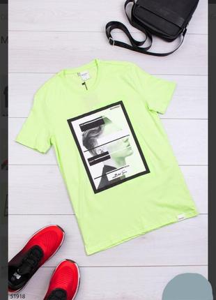 Стильная зеленая салатная мужская футболка с рисунком принтом